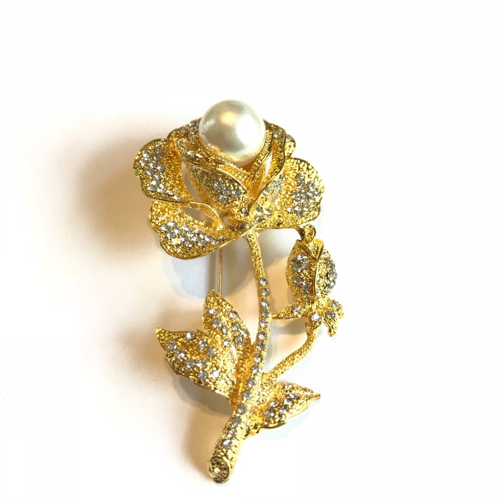 * Item# B47 Large Gold Rose Center Pearl Brooch *